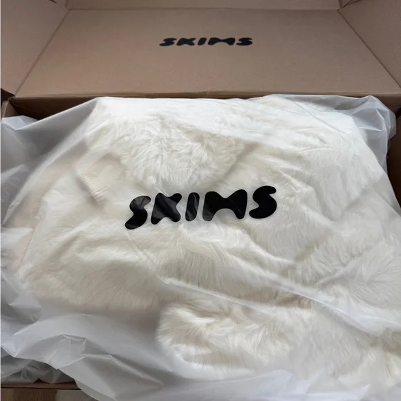 SKIMS Faux Fur zip up jacket - Picture 4 of 4